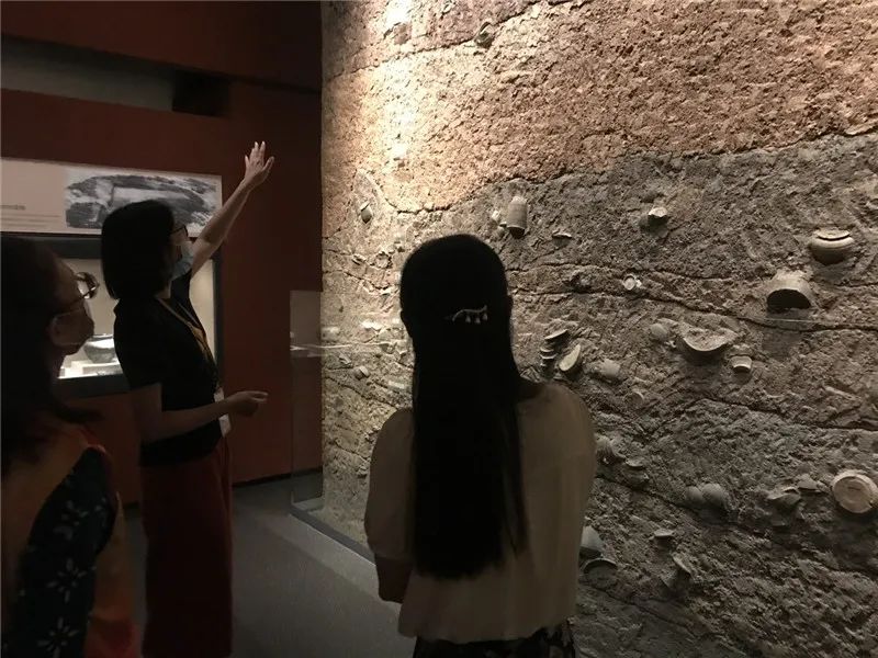 DƬ